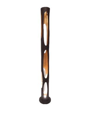 le grand vase noir et doré est troué