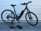 une photo d'un vélo garé devant la porte d'un garage