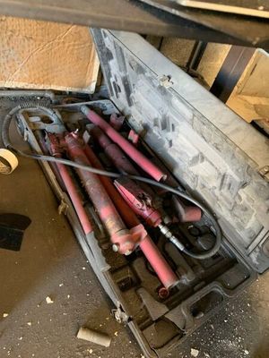 une boîte à outils avec un tas d'outils à l'intérieur