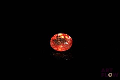 gros plan d'un diamant rouge sur une surface noire