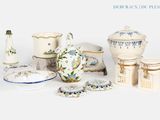 de nombreux objets en porcelaine de toutes sortes exposés sur un fond blanc