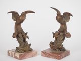 paire de figurines anciennes en bronze représentant une femme et un oiseau, sur des socles en marbre