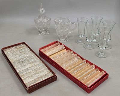 beaucoup de verres disposés les uns à côté des autres sur la table