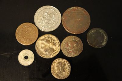 beaucoup de pièces qui sont sur la table