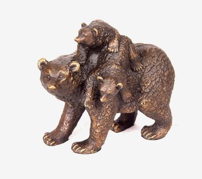 Sujet zoomorphe figurant une oursonne et ses deux petits.