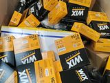 une boîte en carton remplie de nombreuses cassettes de différents types