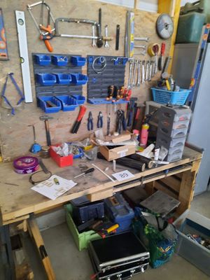 un établi avec de nombreux outils dans un garage