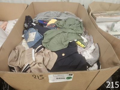 une boîte en carton remplie de vêtements et d'autres objets