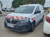 une camionnette blanche ornée d'un motif à carreaux rouges et blancs, garée sur un parking
