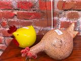 un vase jaune posé sur une table, à côté d'un autre vase jaune