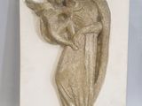 sculpture représentant un ange tenant un bébé dans ses bras