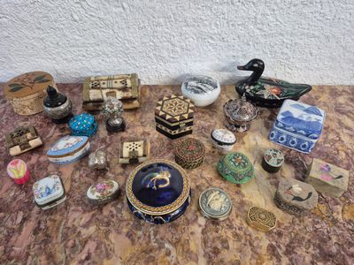 une table sur laquelle se trouvent de nombreux objets différents