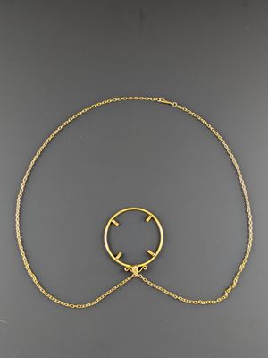 une image représentant un collier en or muni d'un fermoir circulaire au bout d'une chaîne