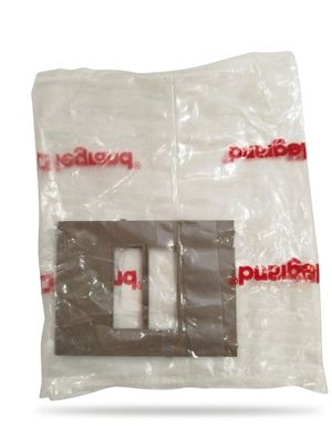 un sac en plastique sur lequel sont fixés deux morceaux de plastique