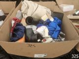 une boîte en carton remplie de vêtements et d'autres articles