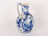 un vase bleu et blanc avec un oiseau dessus