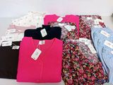 de nombreux vêtements pour femmes exposés sur une table