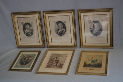 Quatre photos encadrées représentant un homme et une femme sont posées sur une table