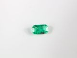 une pierre vert émeraude sur un fond blanc
