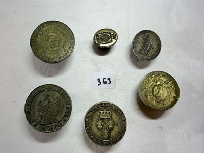 un gros plan sur plusieurs pièces de monnaie posées sur une table
