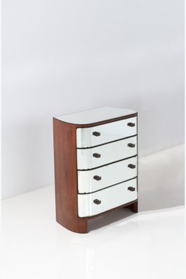 une photo d'une petite commode posée sur une surface blanche