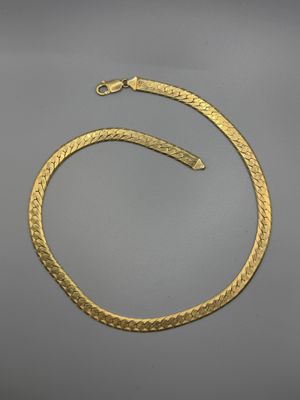 une image représentant un collier en or orné d'un serpent