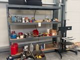 un garage avec une étagère remplie de pneus et d'autres objets