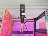 une grande machine installée dans une pièce