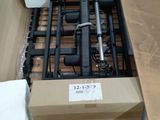 une boîte contenant tout un tas d'armes à feu
