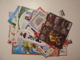 une pile de cartes postales posée sur une table sur laquelle se trouve une horloge
