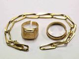 deux bagues et un bracelet posés sur une table blanche