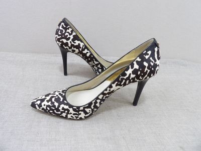 une paire d'escarpins à imprimé léopard noir et blanc