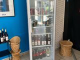 un réfrigérateur qui contient beaucoup de bouteilles de vin
