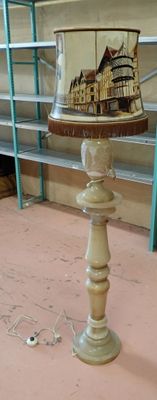 une lampe posée sur une table dans une pièce