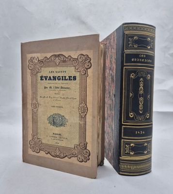 un vieux livre posé sur une table, à côté d'un livre fermé