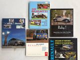 plusieurs livres posés sur une table blanche, avec une voiture et un camion