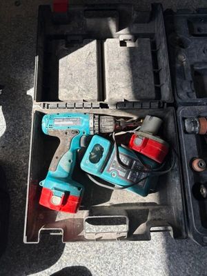 deux outils dans une boîte à outils posée par terre