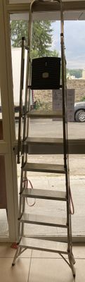 une échelle posée devant une fenêtre