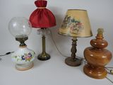 trois lampes et un abat-jour posés sur une table