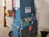 une machine bleue qui se trouve au milieu d'une pièce