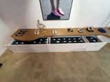 une photo d'un porte-chaussures sur lequel sont posées des chaussures