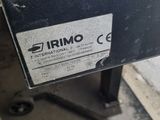 une pancarte apposée sur le côté d'une machine sur laquelle on peut lire « Trimo »