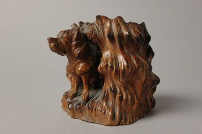 Porte-allumettes en buis finement sculpté figurant un chien …