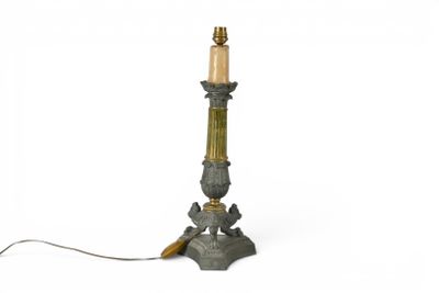 une photo d'une lampe de table sur laquelle est posée une bougie