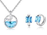 un ensemble de bijoux avec des pierres bleues et une chaîne en argent