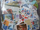 un sac rempli de timbres posé sur une table