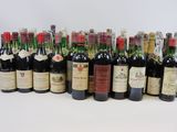 plusieurs bouteilles de vin sont alignées sur une surface blanche