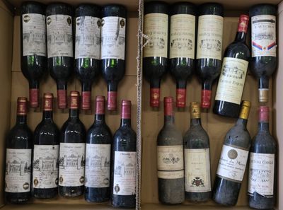 plusieurs bouteilles de vin dans une caisse sur la table