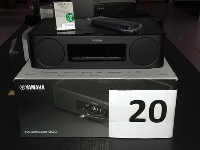 une boîte sur laquelle est posé un poste de radio