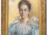 un tableau représentant une femme en robe bleue, dans un cadre doré